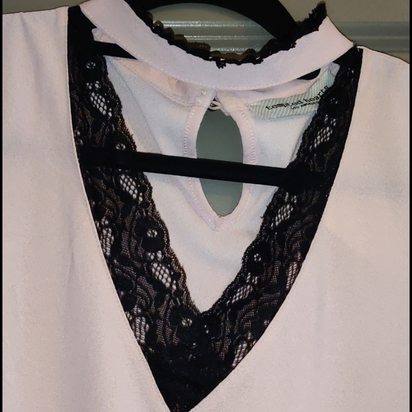 Tempted Hearts V-neck - Picture 3 of 3